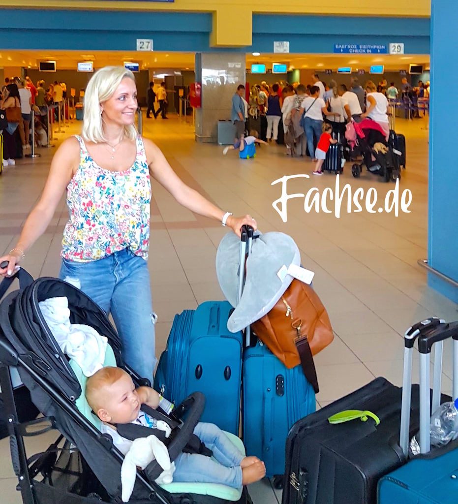 Frau mit Gepäck im Flughafen